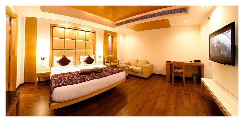 Almondz Hotel New Delhi Bagian luar foto