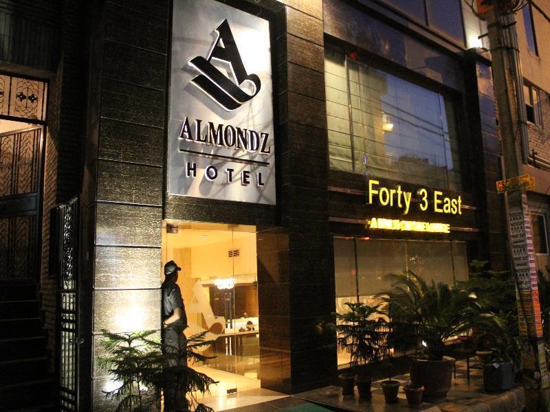 Almondz Hotel New Delhi Bagian luar foto